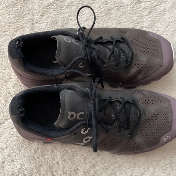 On Cloud Running Shoes - Picture 2 of 8